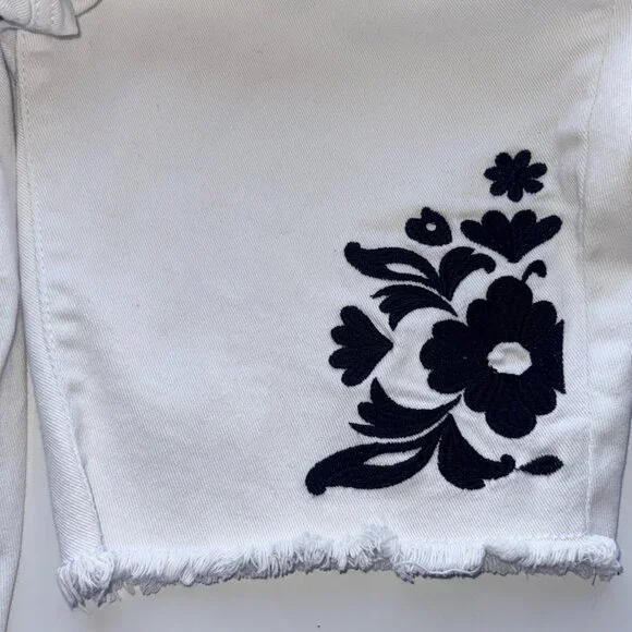Style&Co Bermuda Shorts Womens 10 White Frayed Hem Floral Embroidery Stretch - Picture 8 of 11